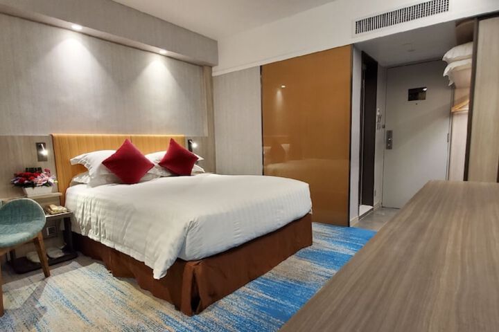 Room 17 of 103