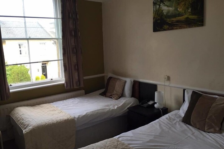 Room 4 of 8