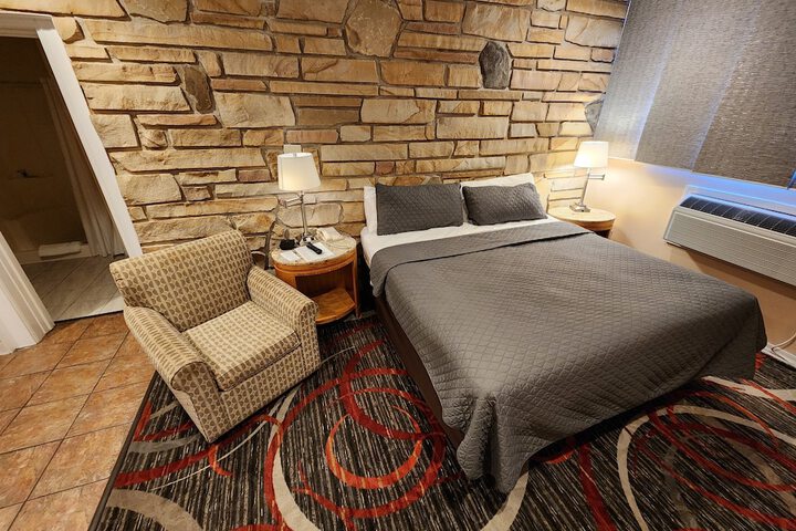 Honeymoon Suite Not Pet Friendly (2 of 12)
