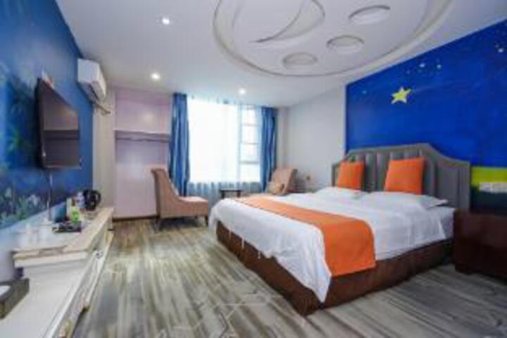 Room 14 of 16