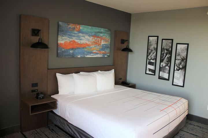 1 King Bed (5 of 14)