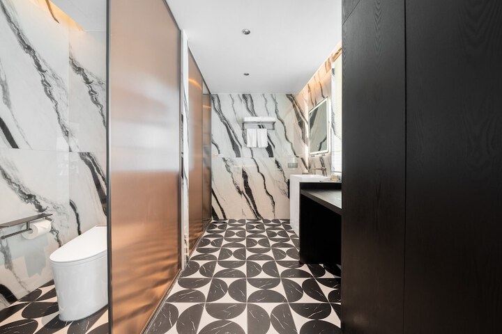 Room 51 of 80