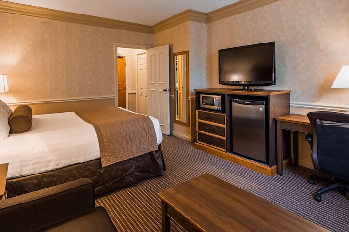 2 Queen Beds Electric Fireplace High Speed Internet Accessible Refrigerator, Coffee Maker Iron Full Breakfast (5 of 10)