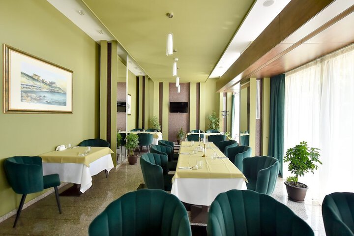 Dining 30 of 43