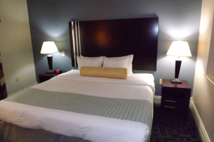 1 King Bed Sofa Bed Wet Bar Work Desk Microwave and Refrigerator WiFi Full Breakfast (3 of 8)