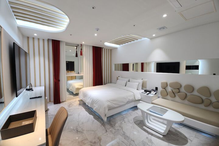 Room 11 of 13
