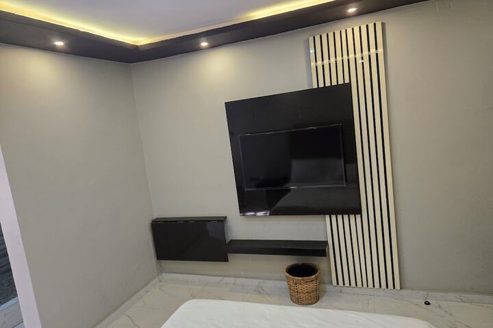 Room 8 of 32