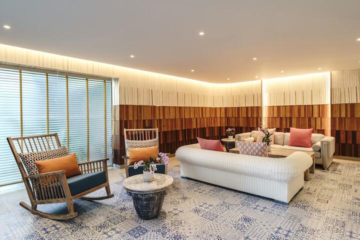 Entrance & Lobby