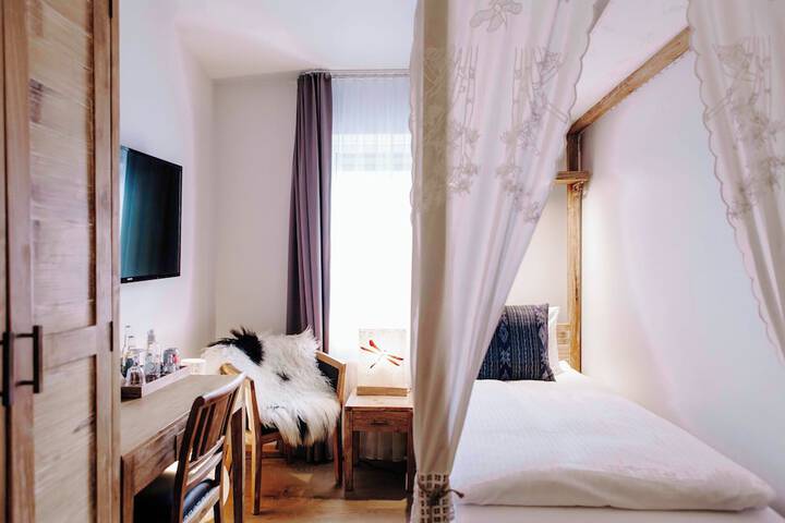 Room 14 of 66