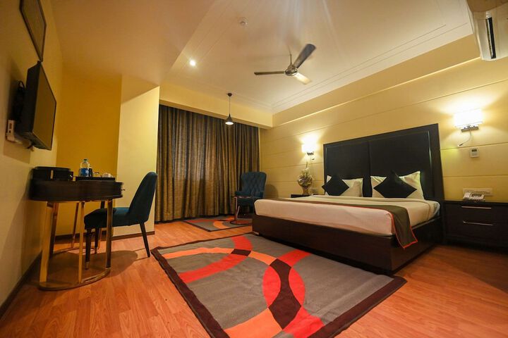 Room 13 of 33
