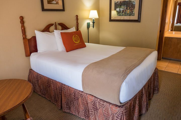 1 Queen Bed (12 of 22)