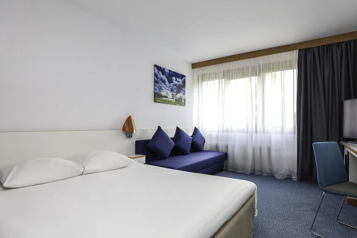 Room 8 of 140