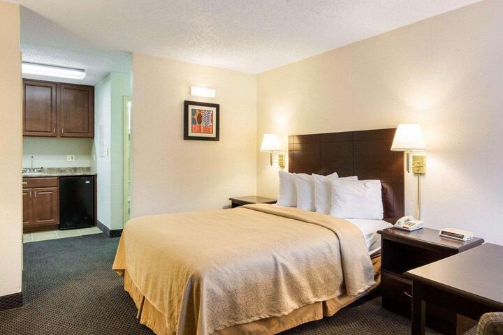 1 Queen Bed Accessible (6 of 25)