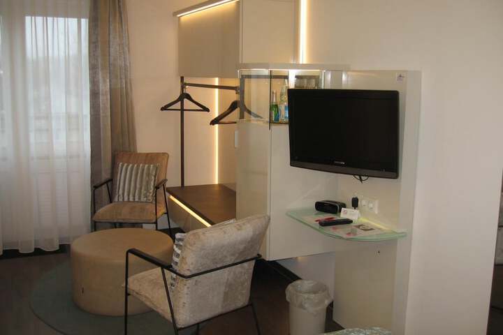 Room 8 of 35