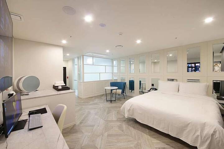 Room 3 of 140