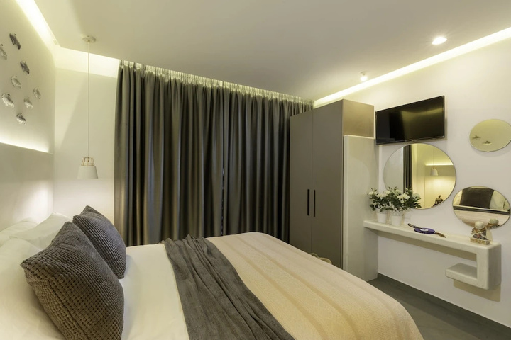 Room 4 of 16