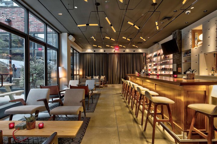 Lounge 126 of 143