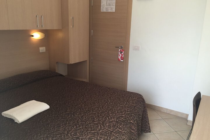 Room 9 of 34