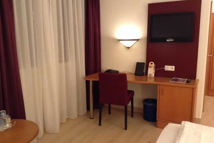 Room 10 of 42