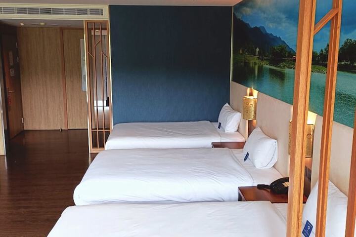 Room 13 of 153