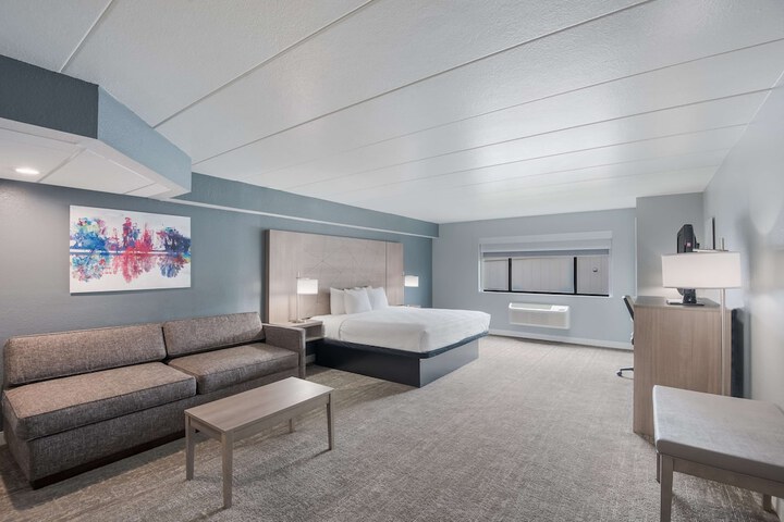 1 King Bed High Speed Internet Accessible Microwave and Refrigerator Chair with Ottoman Desk Full Breakfast (13 of 31)