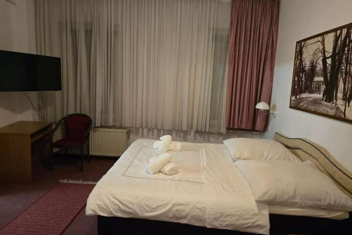 Room 3 of 49