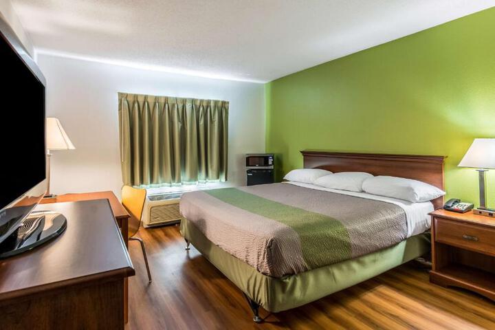 Deluxe Room 1 King Bed Accessible (3 of 12)