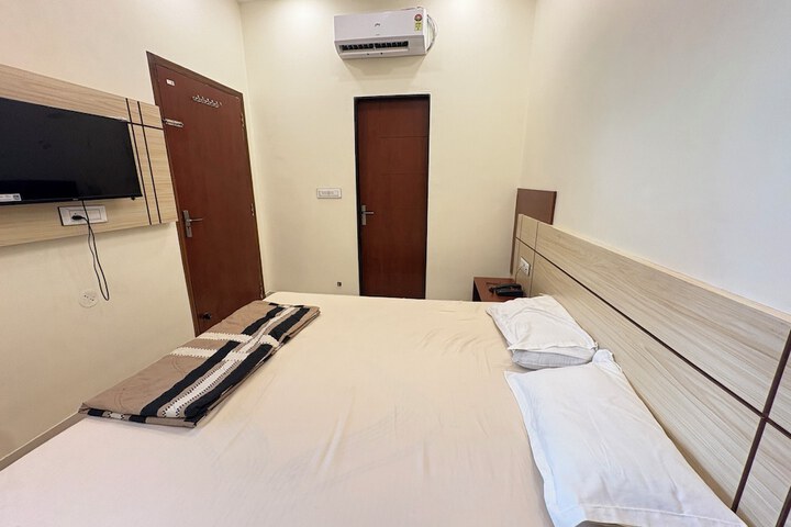 Room 5 of 8