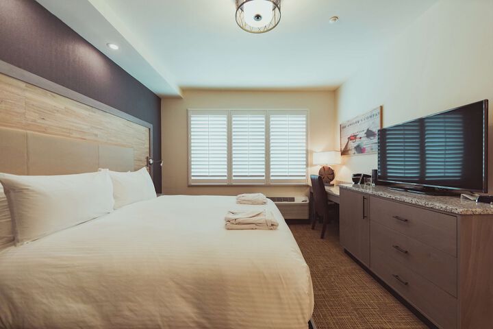 1 King Bed (5 of 24)