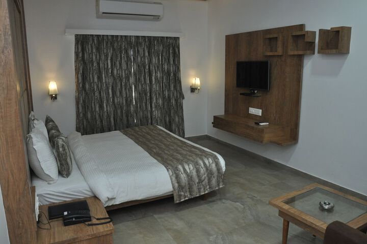 Room 5 of 16