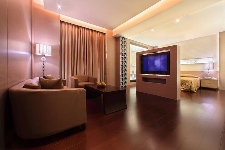 Room 9 of 33