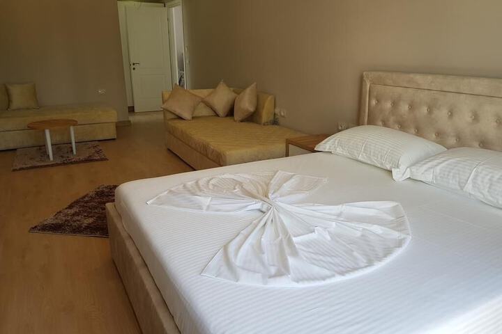 Room 5 of 33
