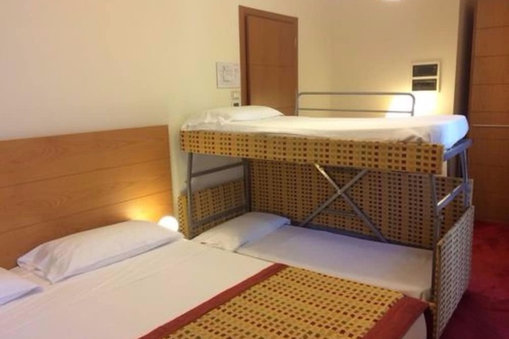 Room 8 of 37