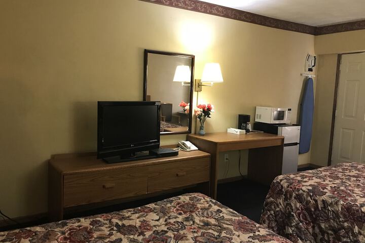 1 Queen Bed (2 of 12)