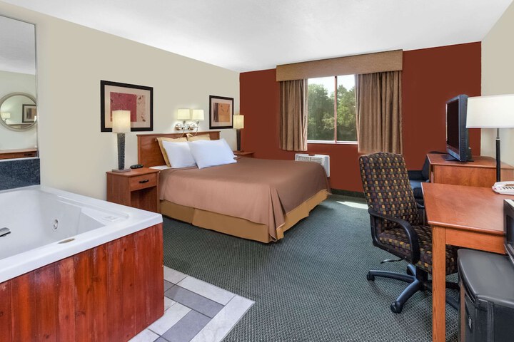 1 King Bed (3 of 8)