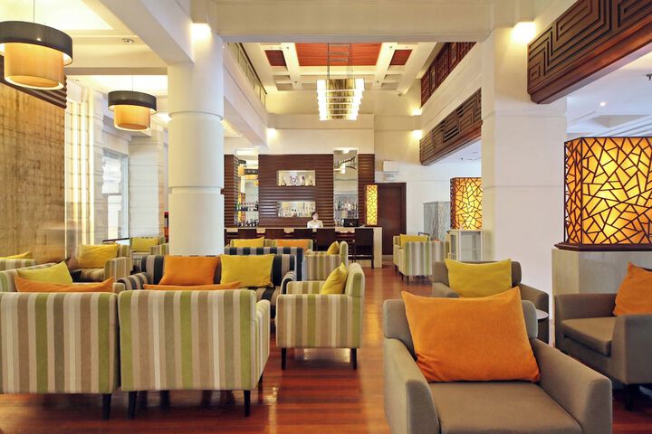 Lounge 22 of 56