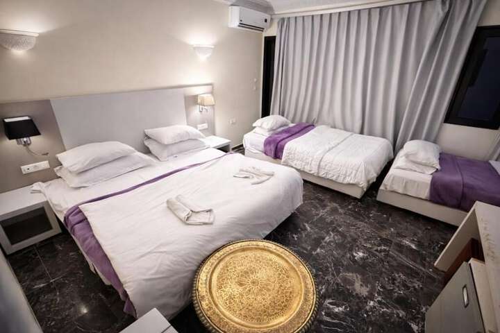 Room 6 of 28