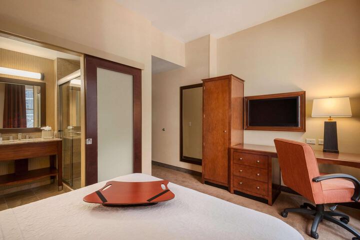 1 Queen Bed (3 of 4)