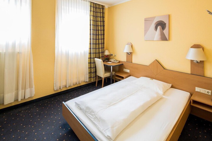 Room 10 of 32