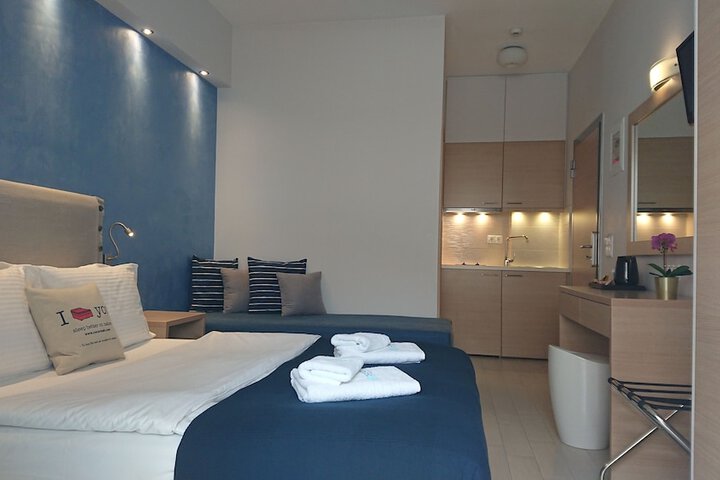 Room 6 of 38