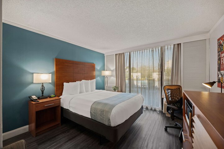 Queen Bed Accessible (2 of 6)