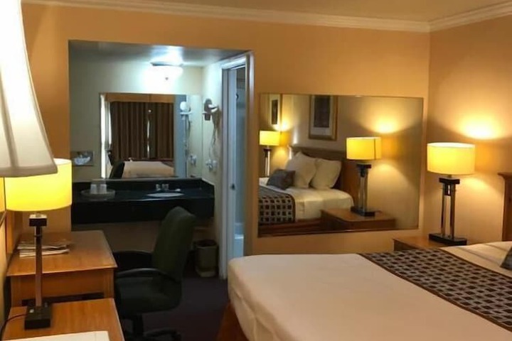 1 King Bed (4 of 8)