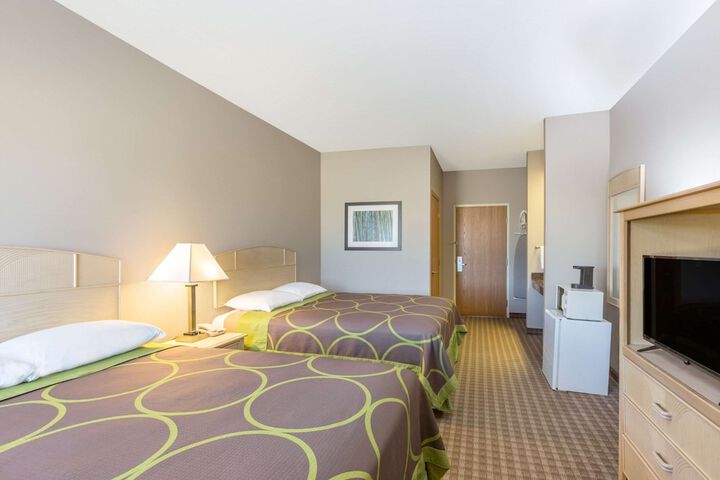 1 Queen Bed Accessible Room (3 of 10)