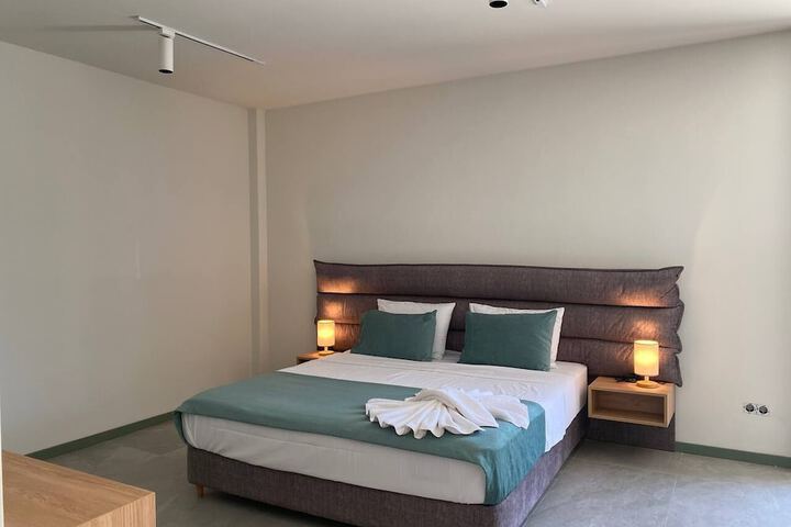 Room 2 of 62