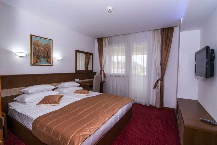 Room 8 of 27