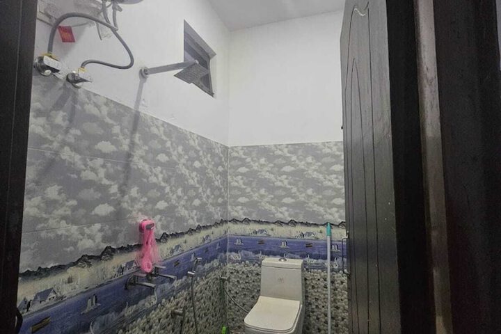 Room 10 of 12