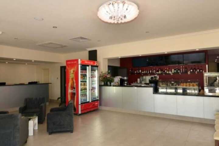 Lounge 18 of 21