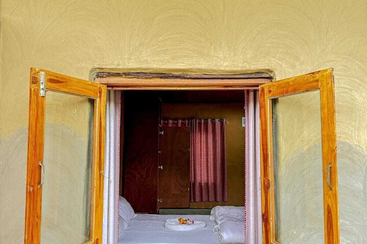 Room 5 of 100