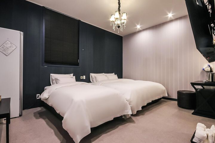Room 3 of 152