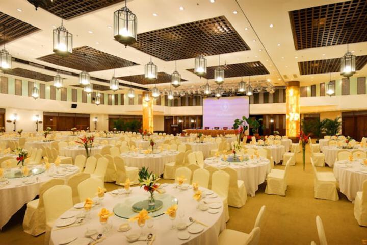 Ballroom/Hall 17 of 21